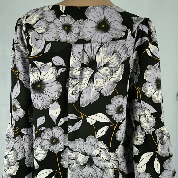 Final price Macy's wrap around style floral Top - Picture 2 of 6